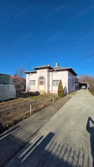 FORTĂREAȚĂ ȘI CONFORT: Casă Consolidată, Teren 809 mp – Găești-în exclusivitate