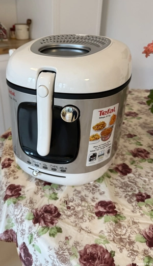 Vând friteuza nouă tefal