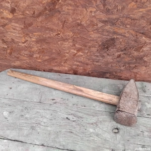 Vand Baros forjat cu cap patrat si coada lemn 10 Kg in stare buna