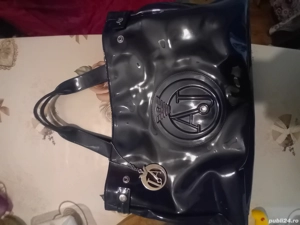 vand geantă  culoarea blu de marca.