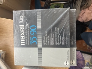 Doua benzi Maxell de 18 cm diametru sigilate . 
