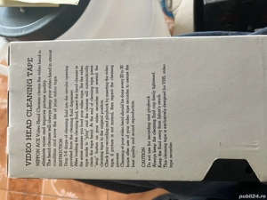 Casete vhs sau de curatare capete video cu lichid și recipient gol