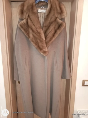 Palton din stola cu guler de blană.