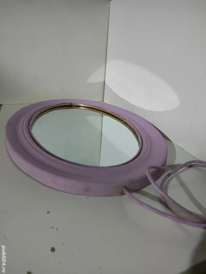 Oglinda de machiaj de culoare mov cu lumina