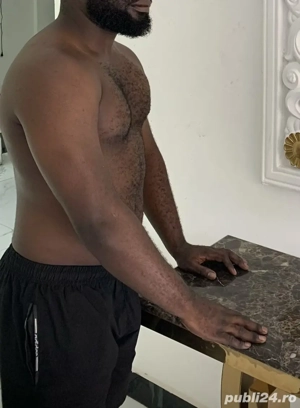 Sunt bărbat negru sunt aici pentru tine 