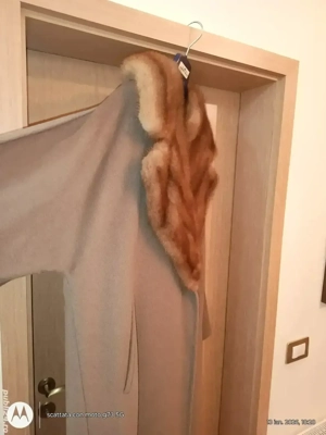 palton din stofă cu guler de blana naturală.