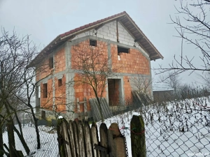 Casă individuală la roșu, aflată în comuna Ionești, județul Gorj. - imagine 4