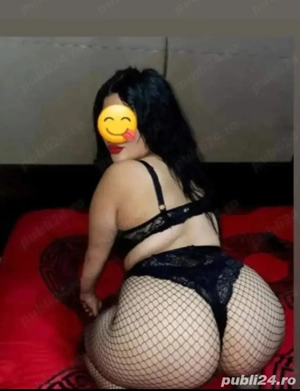 Bruneta cu forme  servicii totale 