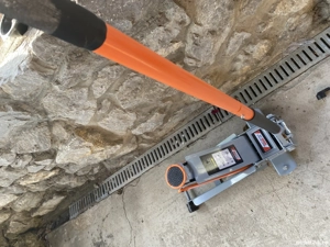 Cric hidraulic 4 tone RK robust pentru auto pret 749 lei