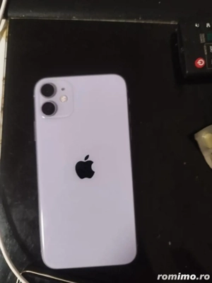 vand iphone 11,foarte mici zgarieguri,nu se prea vad si lipici putin pe el(picatura)