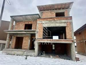 Casa individuala de lux, la rosu, garaj incorporat, zona Eso