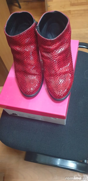 Vând ghete elegante roșii din piele naturală