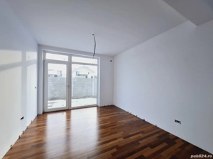 Duplex in Chisoda. Carport. Strada asfaltata.