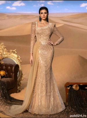 Vand rochie aurie plina cu pietere si perle 