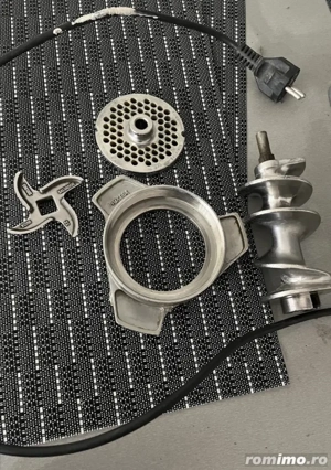 Vând masina tocat carne profesionala de putere mare !(masina functioneaza perfect )100 %inox aliment - imagine 3