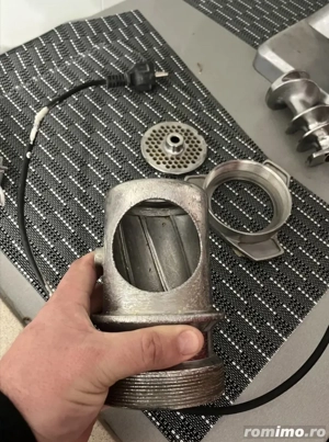 Vând masina tocat carne profesionala de putere mare !(masina functioneaza perfect )100 %inox aliment - imagine 2