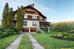 Proprietate rustica la 1 km de Castelul Bran:Doua unitati duplex, arhitectura traditionala: locuinta