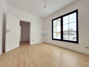 Vilă cu 4 camere de vânzare în Via Carmina - imagine 6