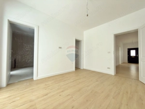 Vilă cu 4 camere de vânzare în Via Carmina - imagine 8