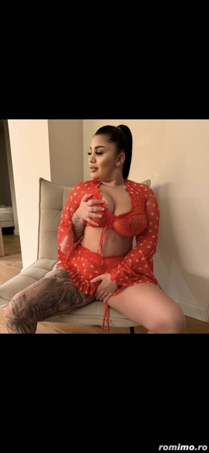 Bruneta tatuată cu Sanii marii!!! 