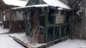 Casuta din lemn de vanzare.