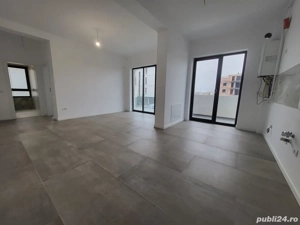 Bloc Nou. Etaj 1. Asfalt. Langa Magazine si mijloace de transport