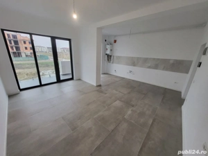 Bloc Nou. Etaj 1. Asfalt. Langa Magazine si mijloace de transport - imagine 3