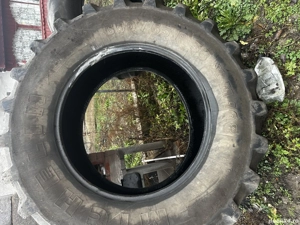 Se vind cauciucuri tractor mari și mici 