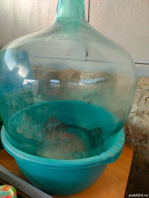 Vând damigene din sticla groasa. 