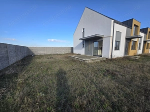 Triplex 3 camere, 2 locuri de parcare, Sananadrei