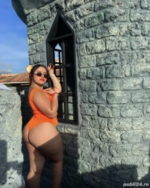 Noua brunetă cu forme 35 