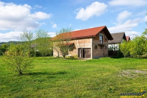 Casa la rosu cu 3 dormitoare, garaj si bransamente utilitati, Harman