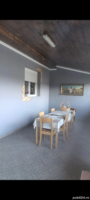 Vând două mese și șase scaune din lemn masiv  - imagine 2