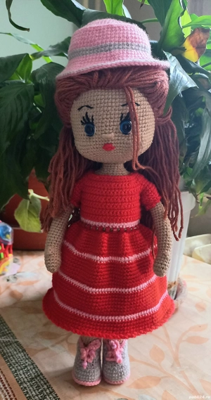 Păpușă croșetată Clara   33 cm, cu rochiță, pălărie și pantofi, handmade