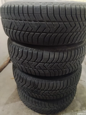 Vând 4 genți de tablă cu cauciucuri de iarna marca Pirelli 195/65 R15 