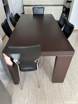 Masa din lemn masiv cu 6 scaune.