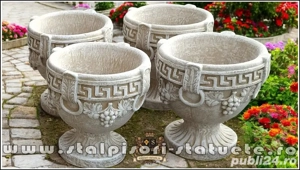 Vază ornament cu picior, galben patinat, model V8.