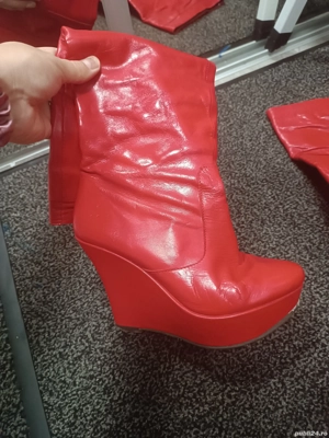 Vând cizme roșii cu platforma Nr 38
