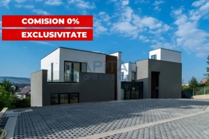 Spatiu compus din 2 cladiri