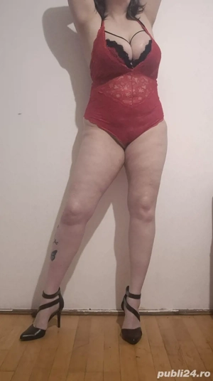 Bruneta matura cu forme 