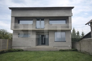 Casă cu arhitectură modernă