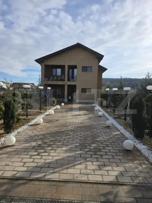 Casă P+1E, 4 dormitoare, teren 590 mp, zona Leamna de Jos