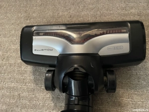 Aspirator vertical Rowenta cu acumulator