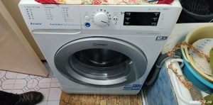 Vând mașina de spălat și canapea