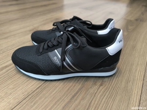 Vând adidași model deosebit