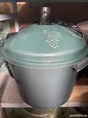 vand damigene 50 litri cu cos din plastic