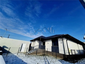 Casa individuala de vanzare cu priveliste frumoasa si garaj