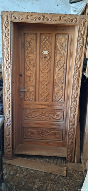 Vând ușă exterior din lemn