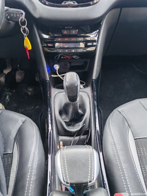 Peugeot 2008 motor 1.2 benzină an 2015 - imagine 3