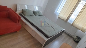 1 camera, parter, Mobilat si Utilat, Bariera